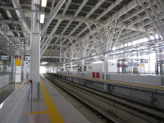 Shinkansen_platform_at_Shin-Aomori_station.jpg