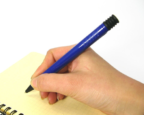 大人も子供も書きやすいボールペン「LAMYサファリボールペン」