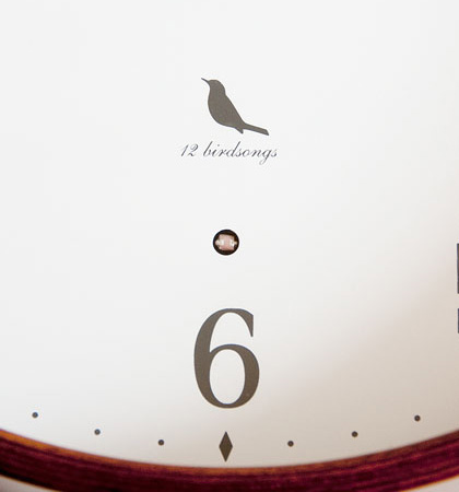12種類の鳥がさえずる掛け時計「バードソングクロックOpretta」