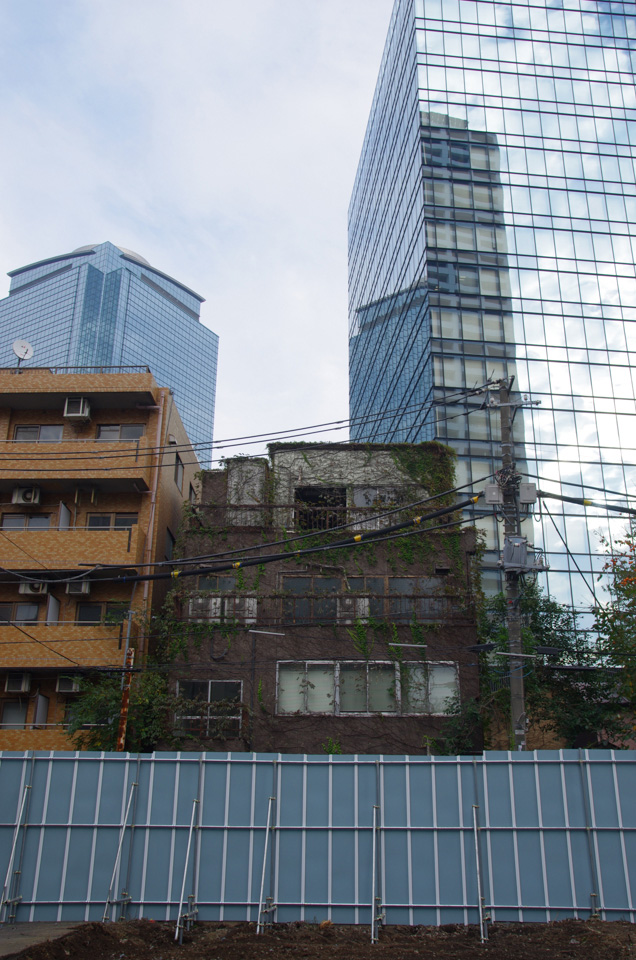 西新宿ゴーストタウン、解体が始まった