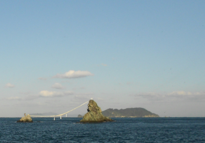 ウミネコ営巣地・高島といさご・まさごを祀るビシャゴ浦の姉妹岩