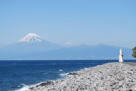 御浜岬の「潮風のベンチ」から望む富士山