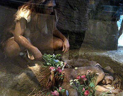 群馬県立自然史博物館・仲間を埋葬するネアンデルタール人