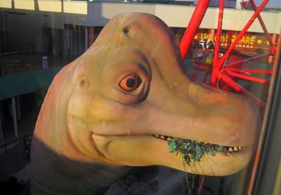 ビッグホップの観覧車からブラキオサウルスの顔のアップ