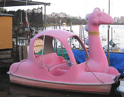 千波湖の恐竜ボート