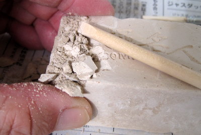 発掘名人シルバーザウルス　砂の部分を慎重に掘ります