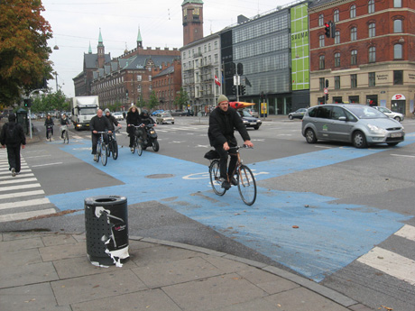 コペンハーゲンでは当たり前。井形の交差点内表示