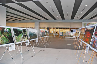 企画展示 「海」から「天」へ　熊野・大和幻視行 塚原 紘写真展、様子