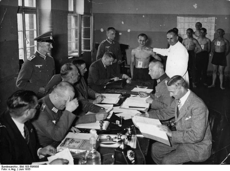 Bundesarchiv_Bild_183-R96908,_Potsdam,_Musterung_f#252;r_die_Wehrmacht