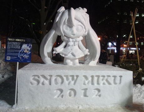 ふわふわコートの雪ミクさんが雪像に！