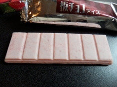 板チョコアイスつぶつぶ苺
