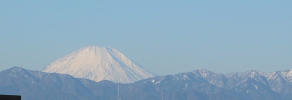 雪の積もった丹沢と富士山