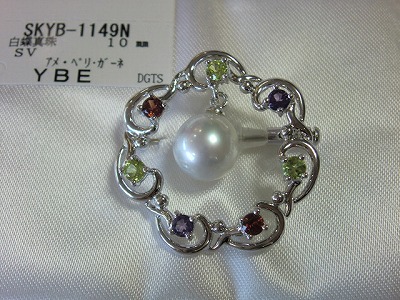 白蝶真珠と7個の宝石ブローチ