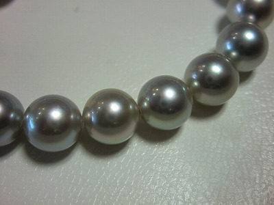 きれいなアコヤグレー真珠です。