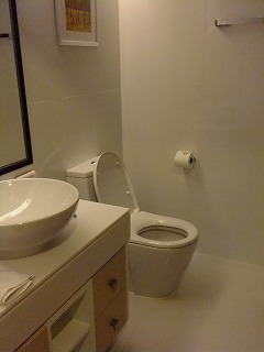 バンコクでのアパートメント　「ゲスト用バスルーム」