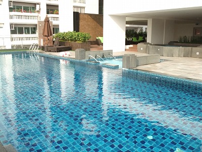 バンコクでのアパートメント　「プール」