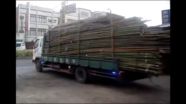 荷台いっぱいの巨大な荷物を機械も人も使わずに降ろす中国のトラック運転手のスゴ技の動画