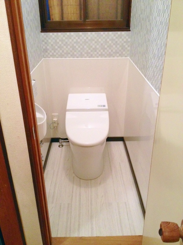 タイル壁のトイレを(キッチン)パネル貼りに リフォーム業界をリフォームしたい