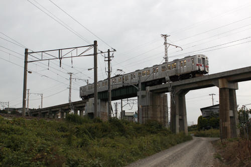 石川跨線橋を越えていく列車