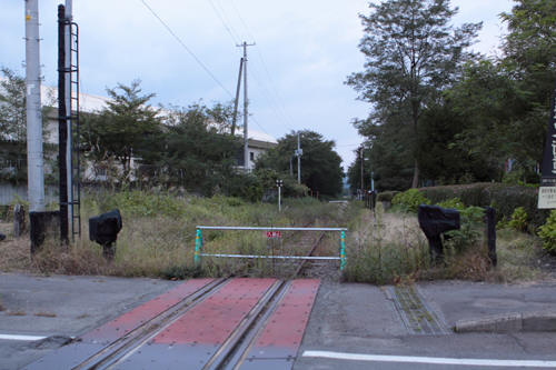 小坂駅付近の踏切から見た線路跡