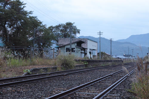 小坂駅のホームと駅舎