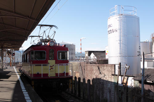 ＥＤ４０３と吉原駅隣接の工場のタンク