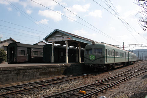 新金谷駅のホームと２１００１系と旧型客車