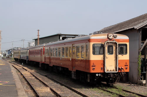 那珂湊駅の旧型気動車４両の並び