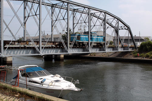 村田川橋梁を渡る５０５列車のＫＤ５５ １０２