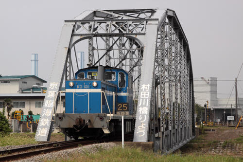 村田川橋梁を渡る５０５列車のＫＤ６０ １