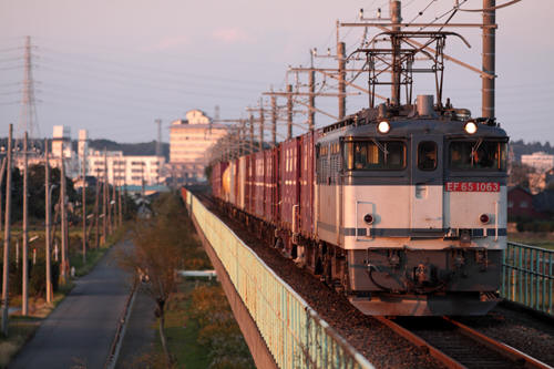 十二橋駅にやってきた夕日を浴びる７０列車のＥＦ６５ １０６３