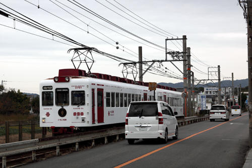 道路沿いを行く和歌山電鐵