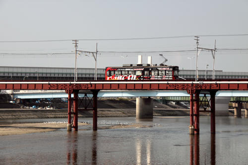 大和川橋梁を渡る電車　２