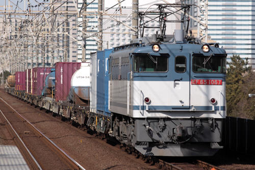 検見川浜駅の１３５７列車のＥＦ６５ １０６７