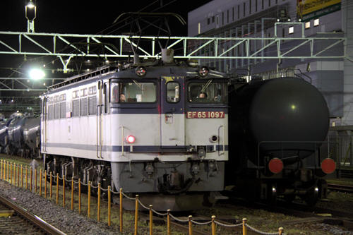 ３０６３列車の牽引機ＥＦ６５ １０９７と５６８６列車の返空タキ