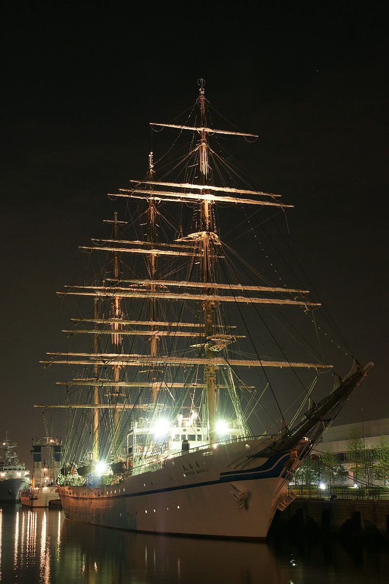 帆船日本丸の夜景
