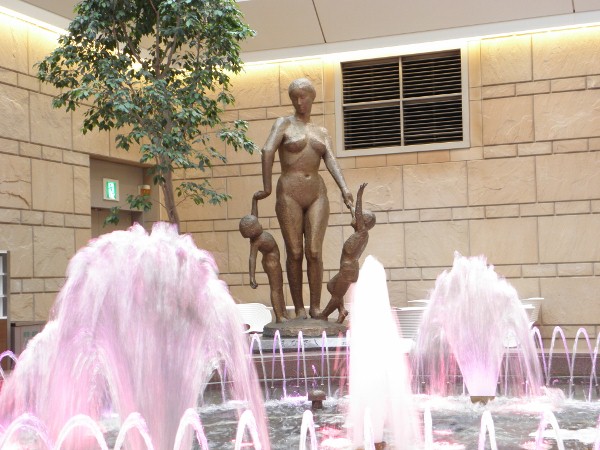 北ウィング噴水広場の母子像